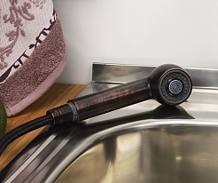 WasserKRAFT Смеситель для кухни с выдвижной лейкой "A8247" темная бронза – фотография-4